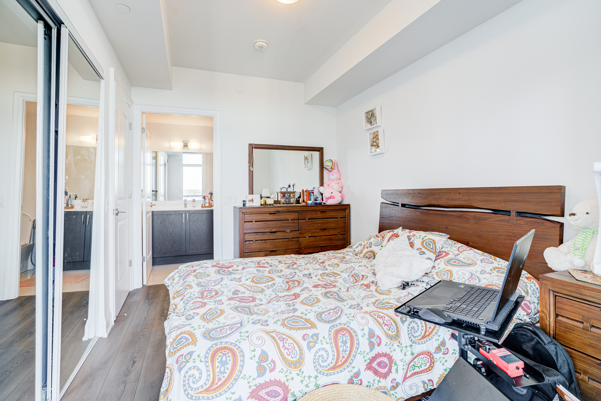 Bedroom with ensuite access and walk-in closet
